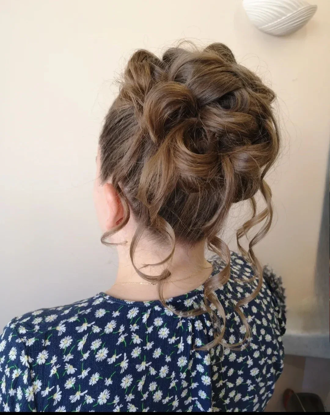 Chignon bouclé, salon Talleulook