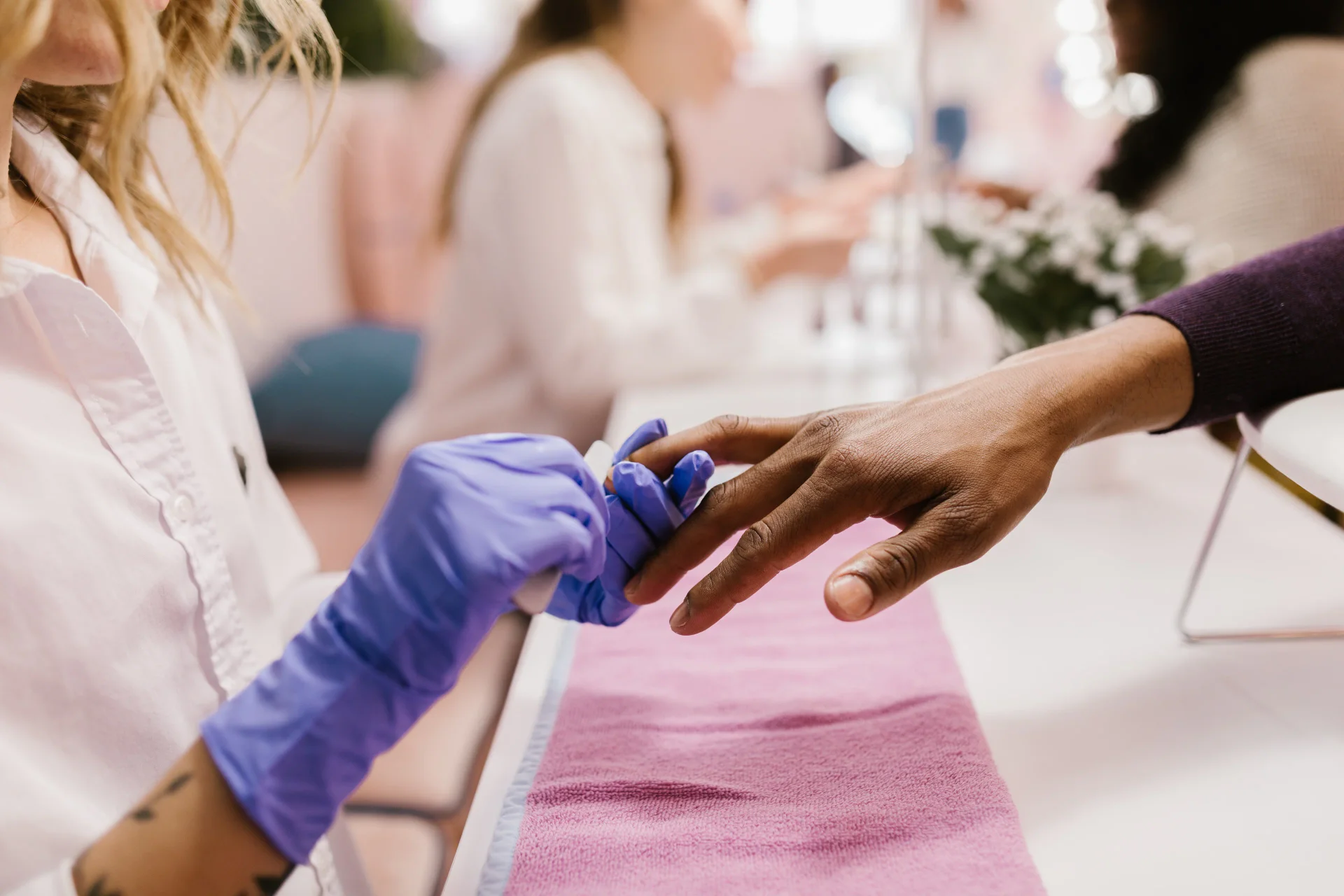 Pose d'ongles en cours dans un institut