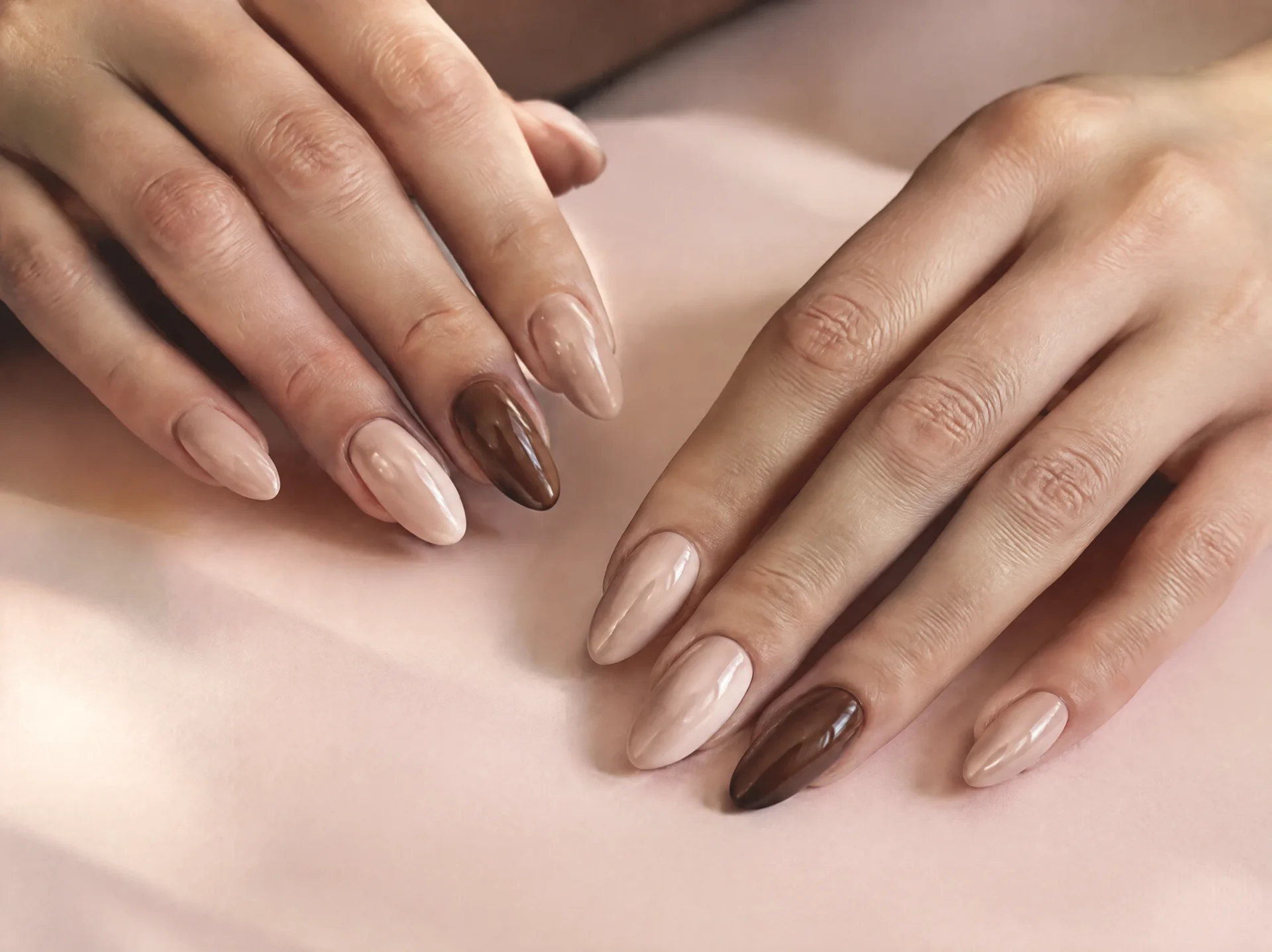 Mains aux ongles longs nude et chocolat