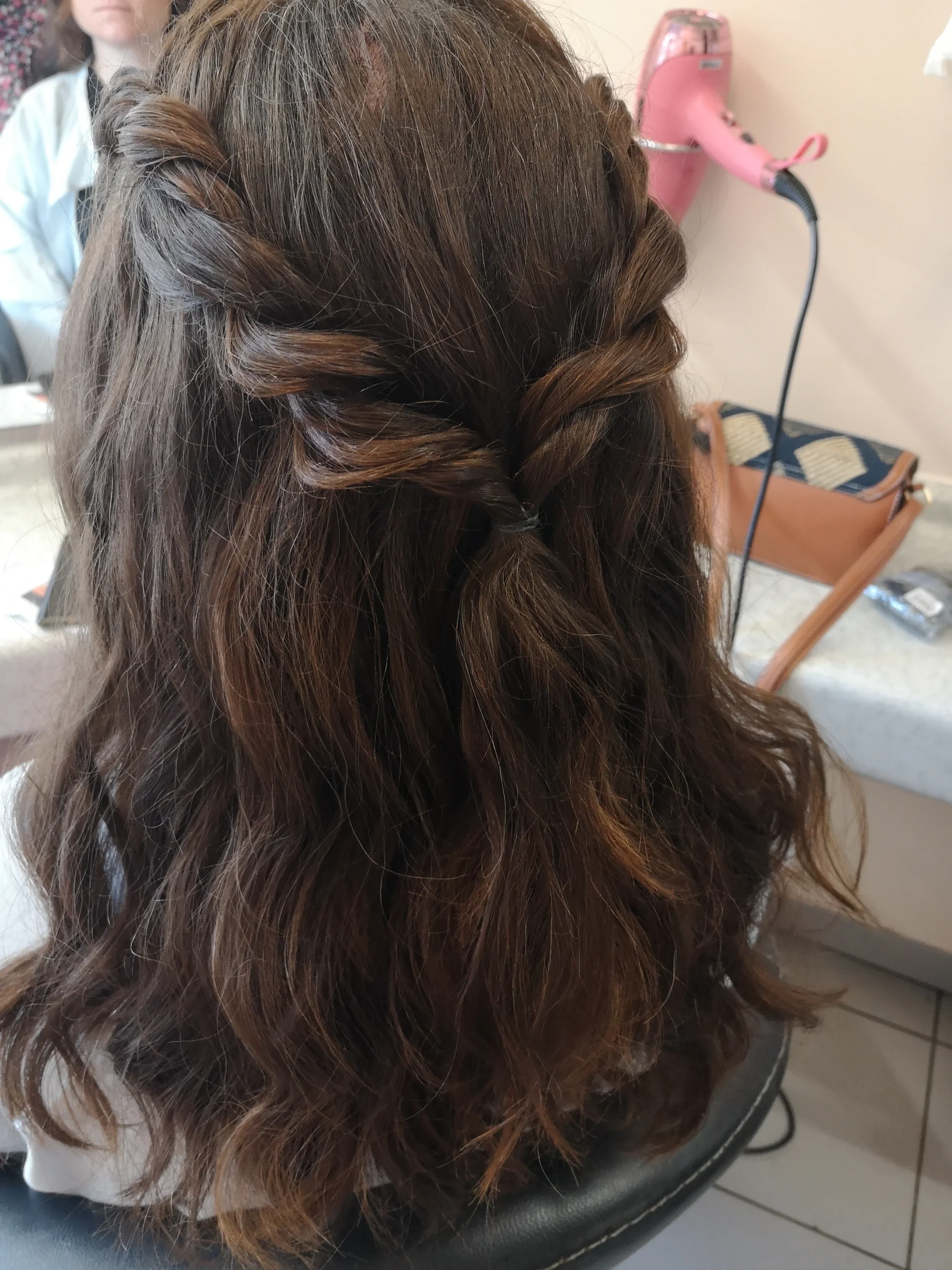 Coiffure bohème mi-attachée, salon Talleulook