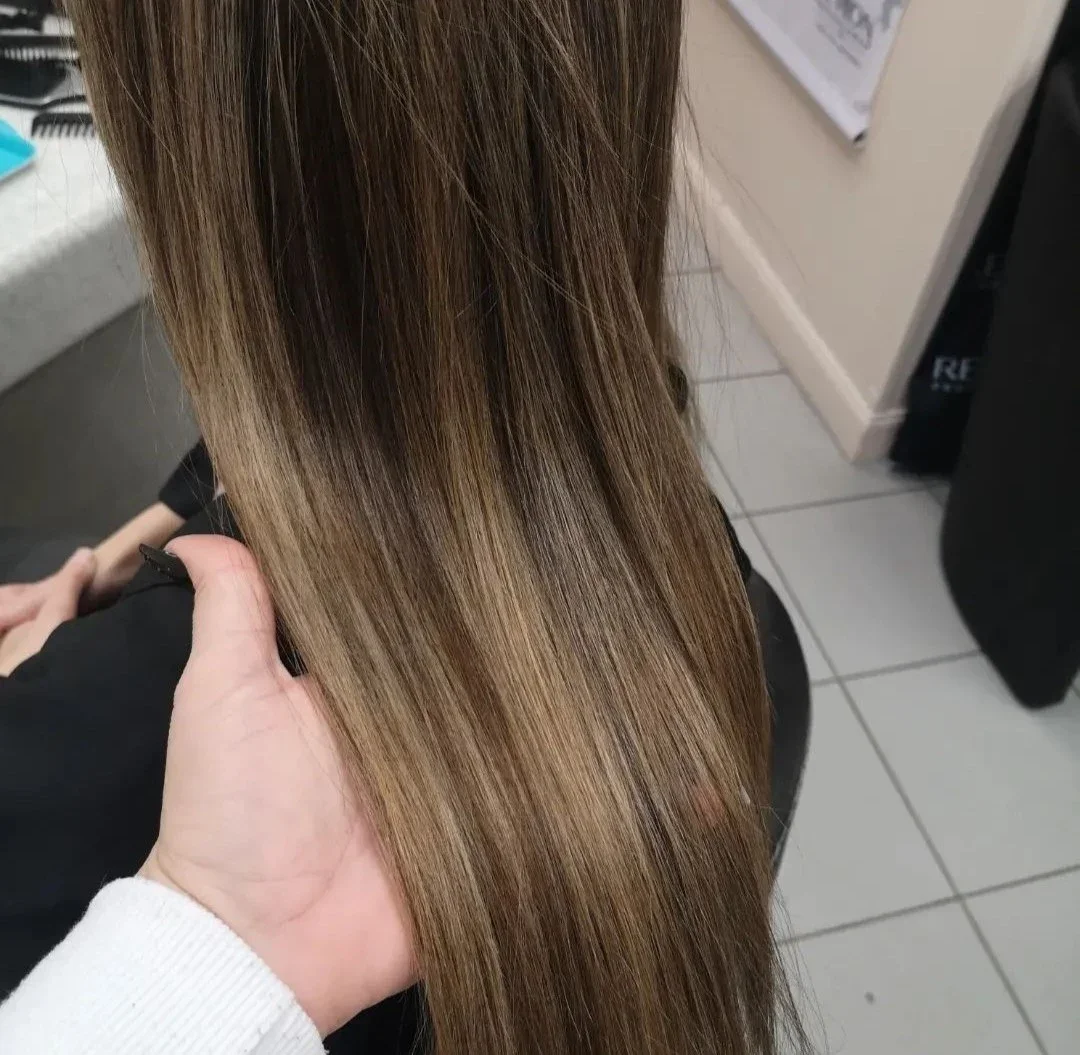 Balayage sur cheveux longs lissés, salon Talleulook