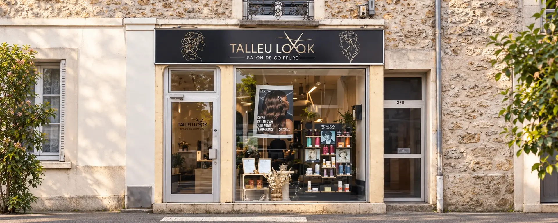 Façade du salon Talleulook, enseigne noire et vitrine, à Saint-Chéron