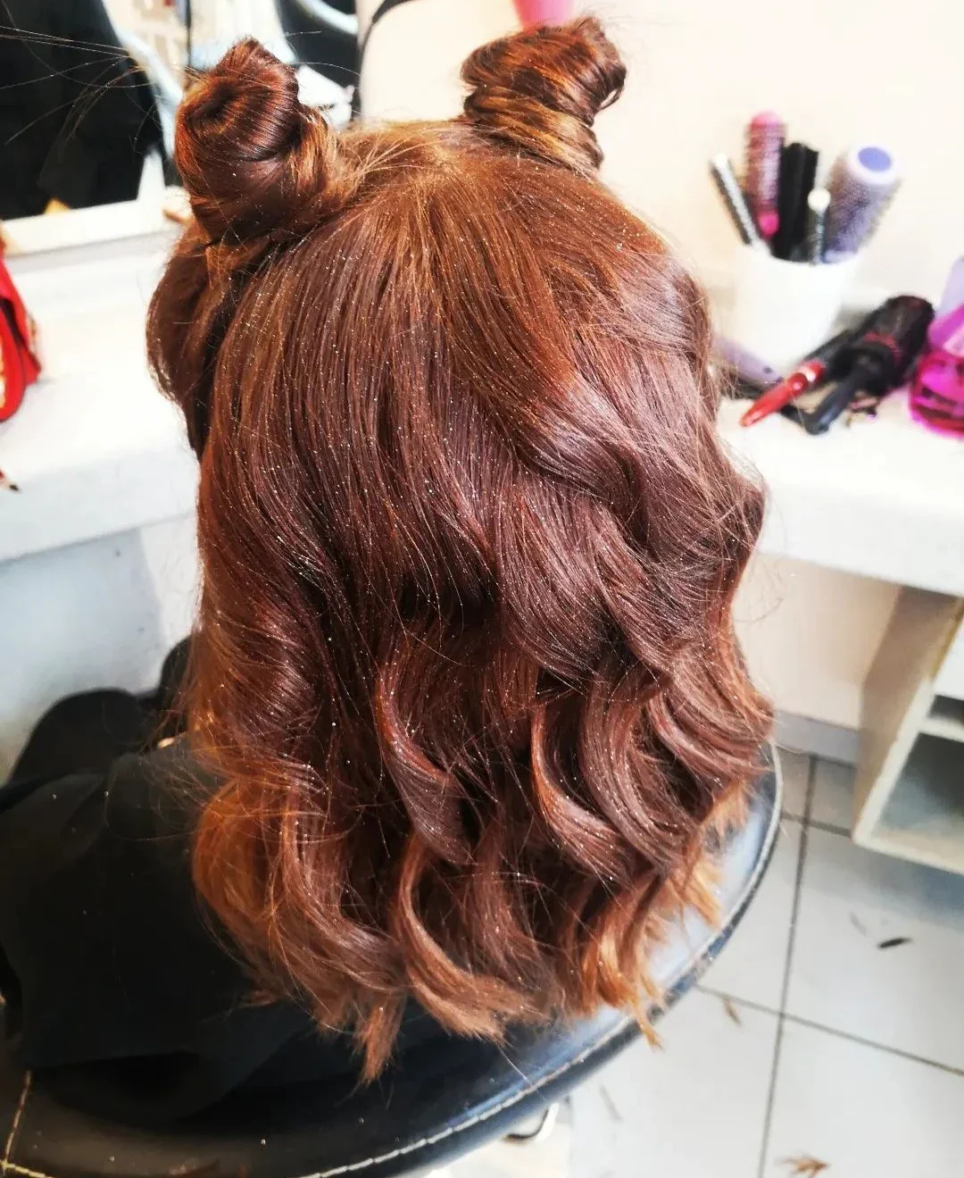 Coloration cuivrée sur cheveux ondulés, salon Talleulook