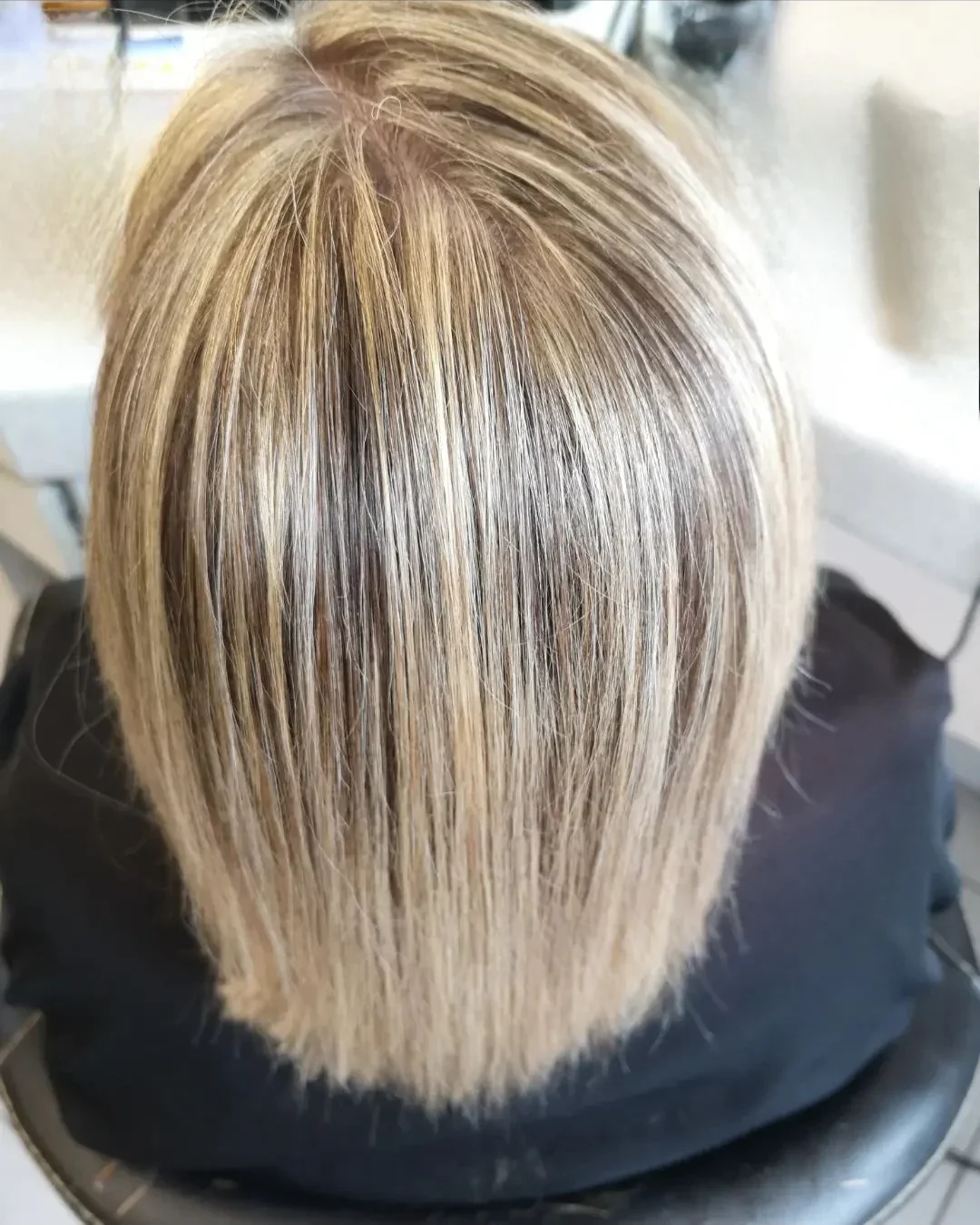 Mèches blondes sur carré, salon Talleulook