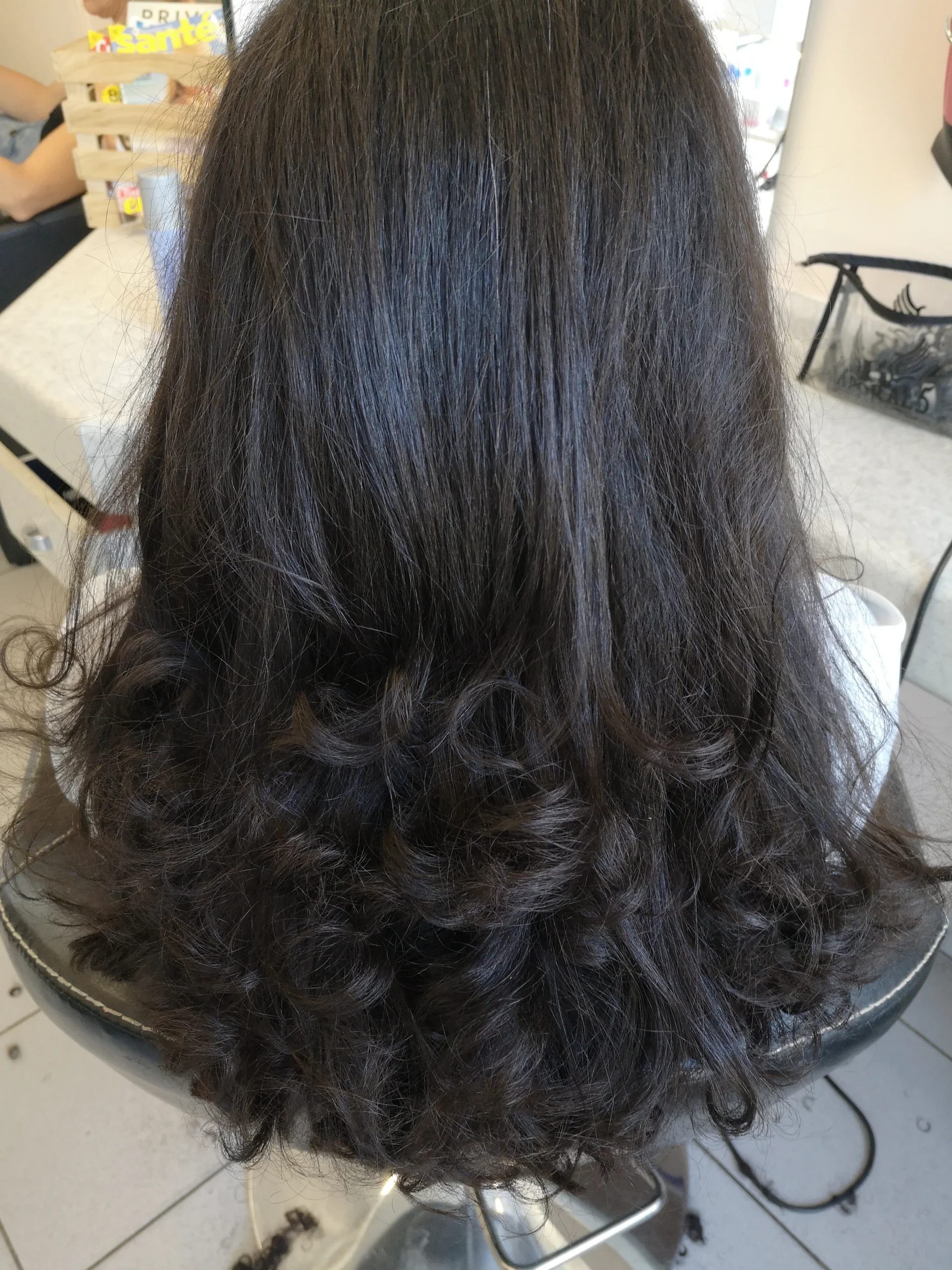 Cheveux longs lissés aux pointes bouclées, salon Talleulook